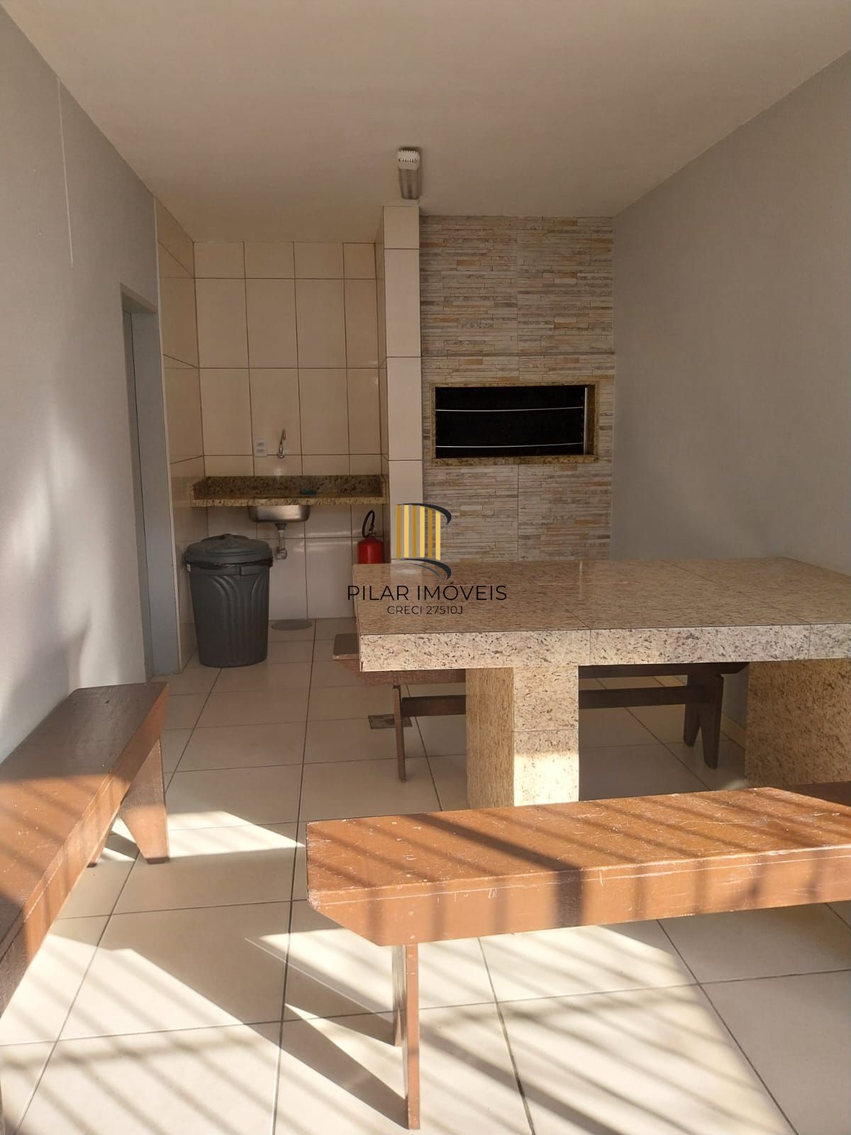 APARTAMENTO 62m² no bairro Glória, dois dormitórios, térreo e área externa.