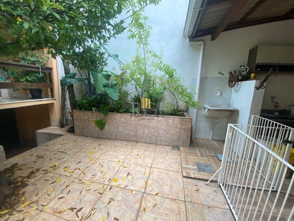 Casa 4 dormitórios - 1 vaga -  330m² Menino Deus