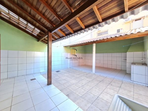 Casa de 3 dormitórios, apenas uma quadra da Av. Edgar Pires de Castro