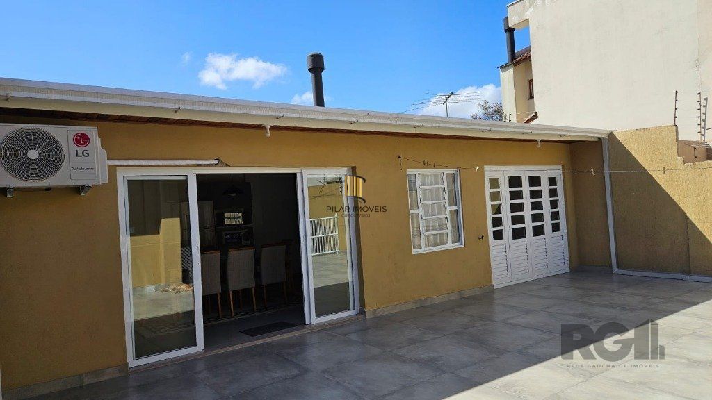 Casa 3 dormitórios, 5 vagas, 155 m² área construída, terreno 300m², Nonoai.