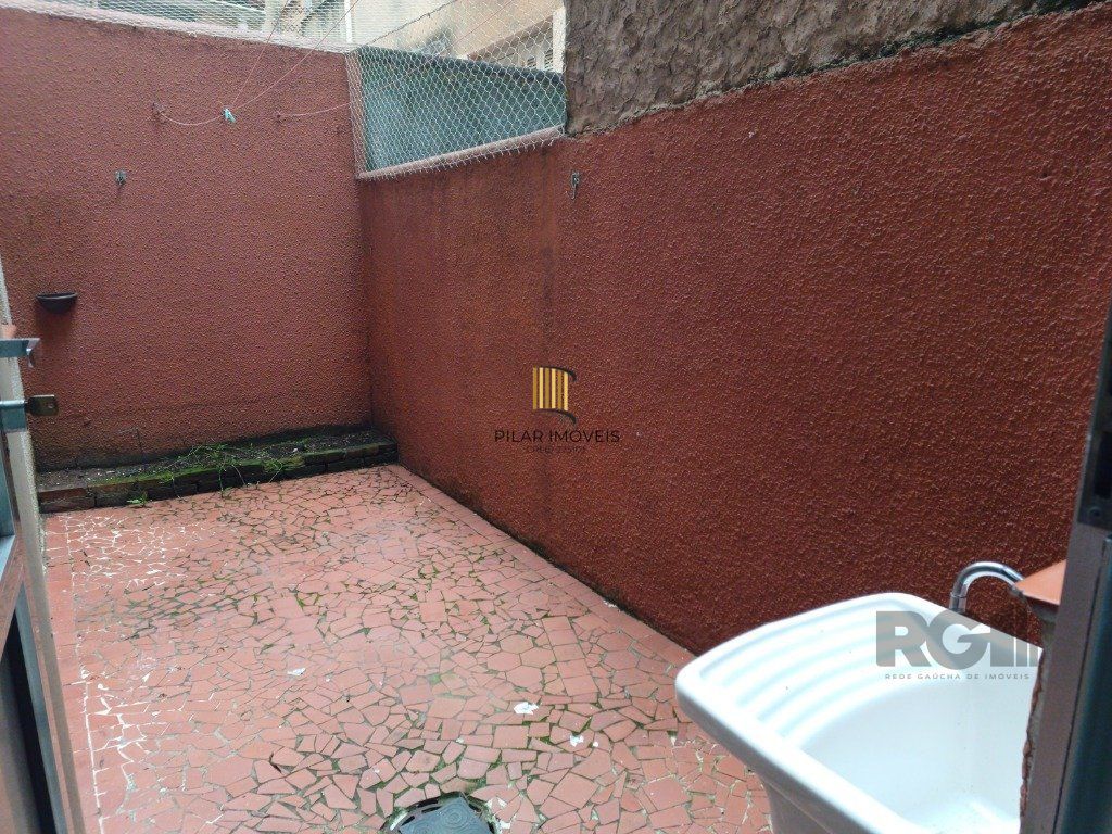 2 dormitórios, térreo com pátio.