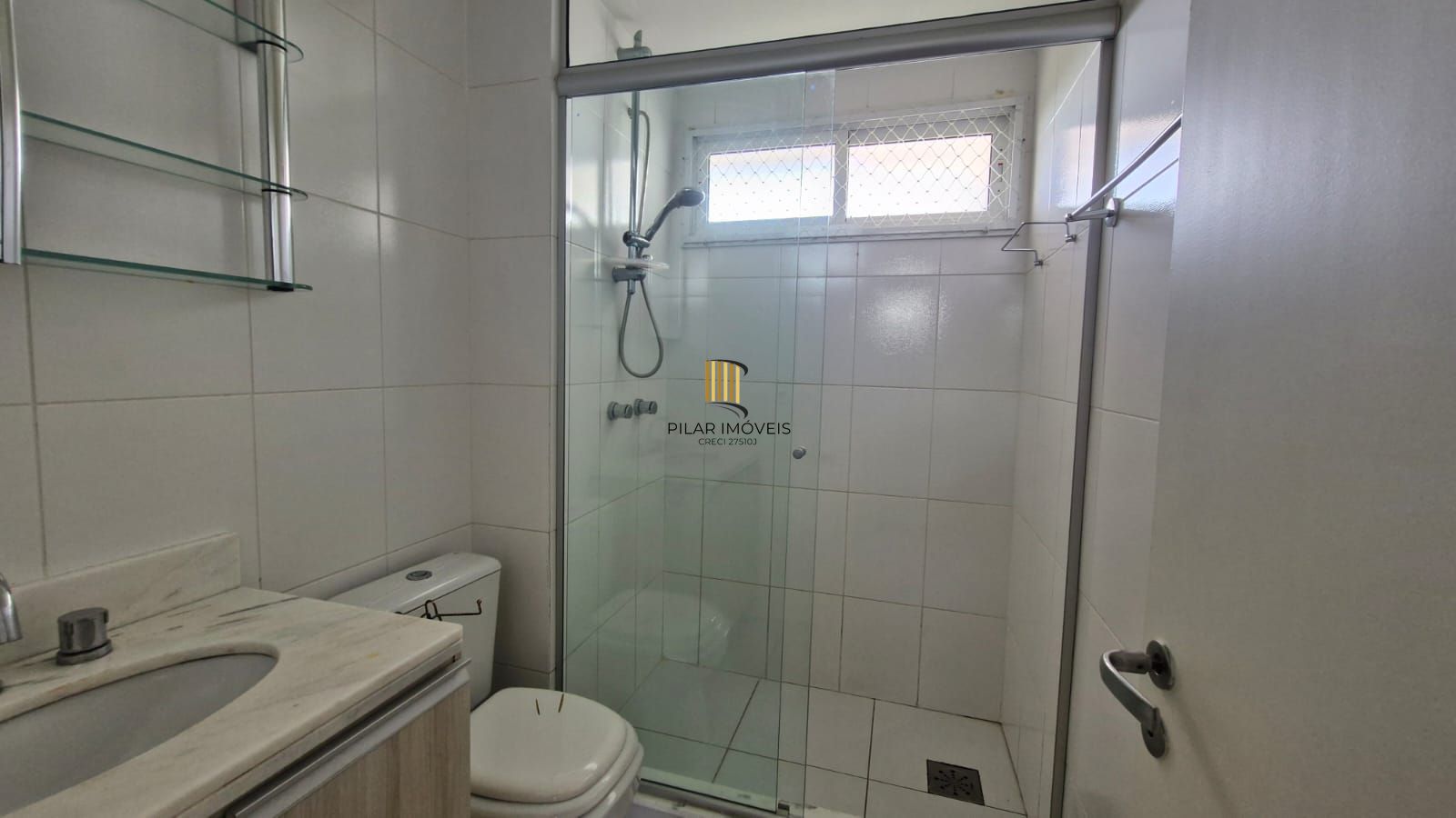 Casa em Condomínio fechado, 5 dormitórios sendo 2 suítes, 5 banheiros, 203 m² de área privativa, 2 garagem cobertas