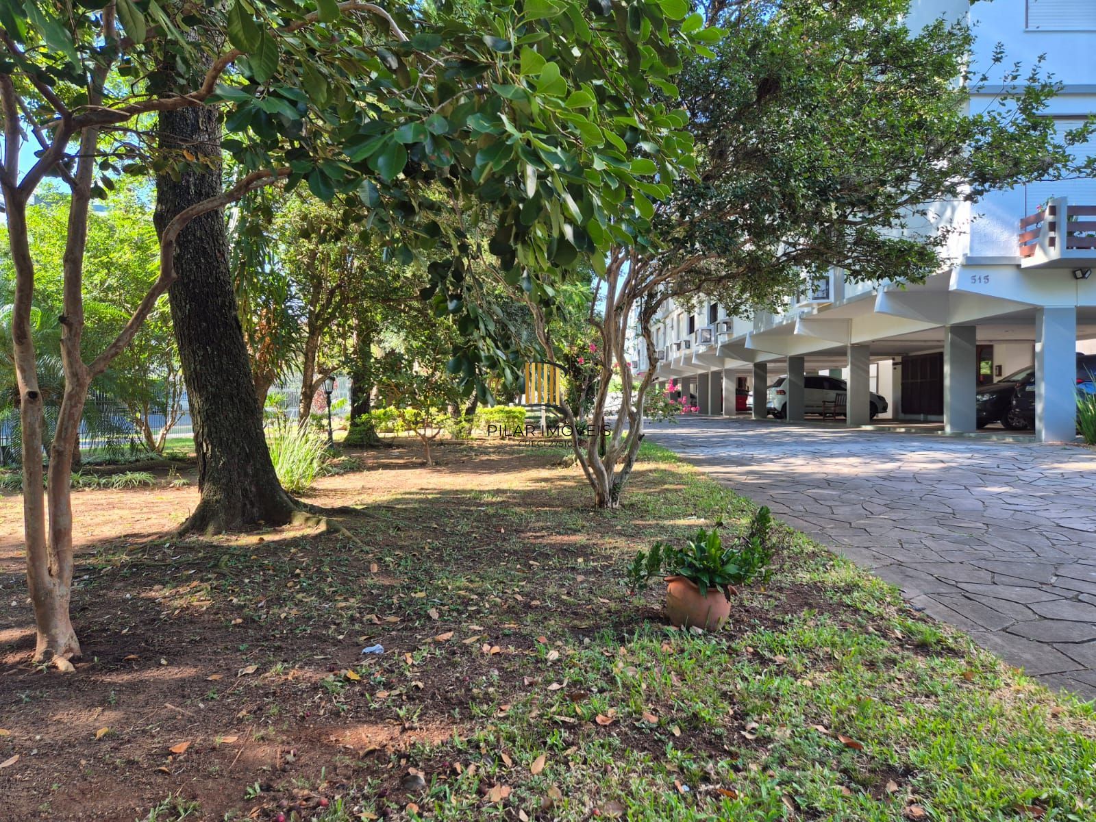 1 Dormitório, semi mobiliado com vaga