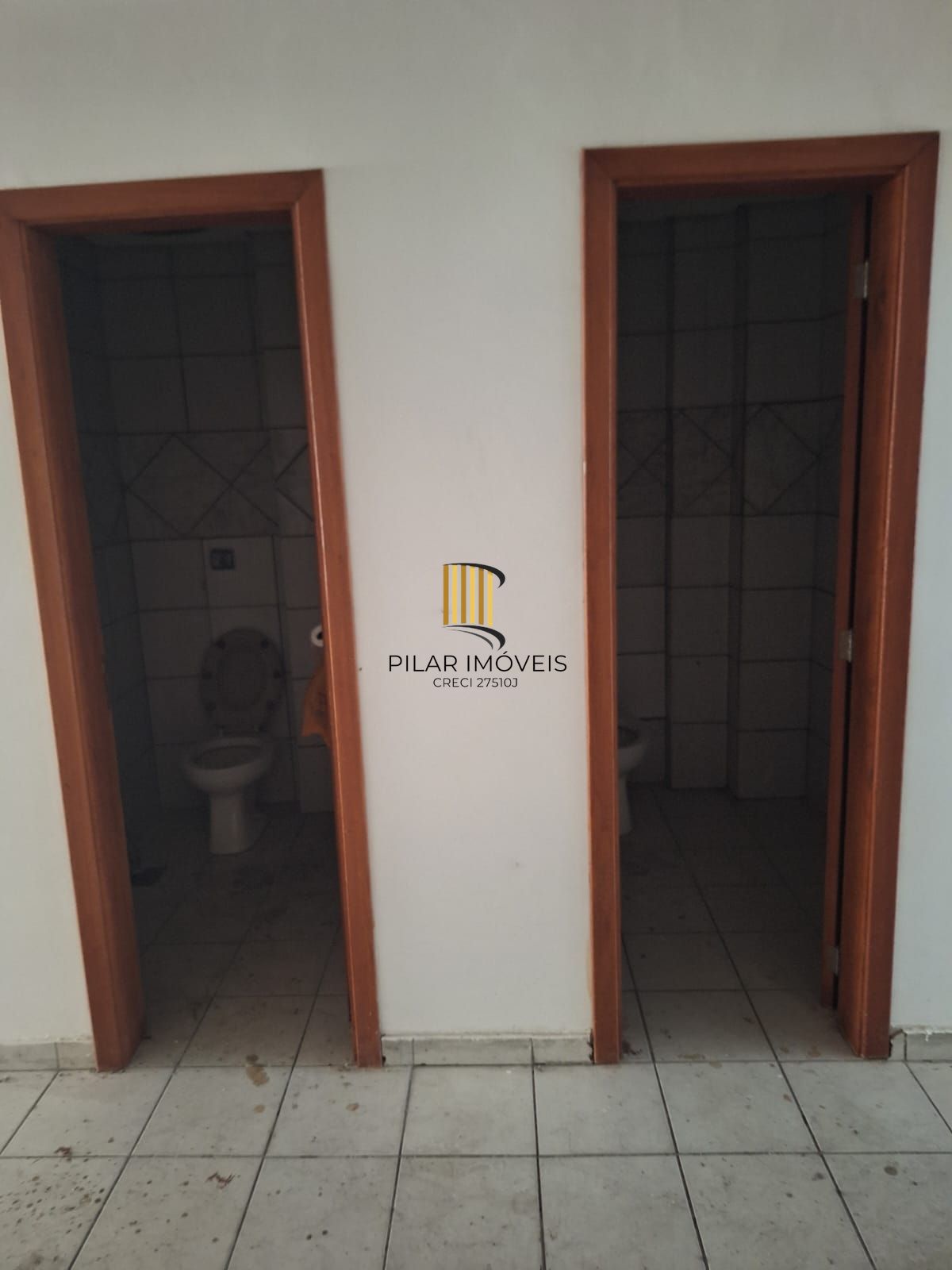 Prédio comercial com 3 andares