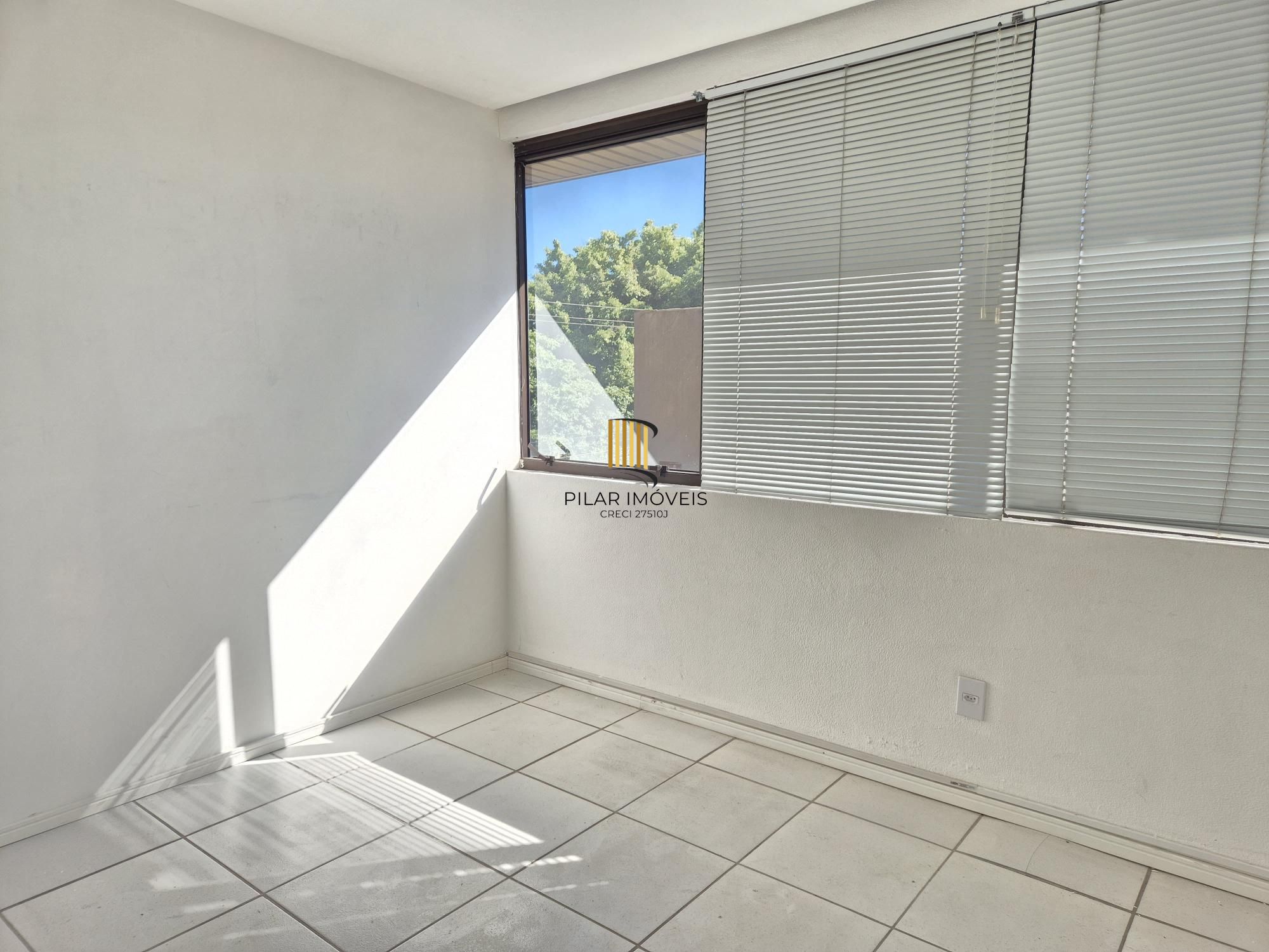 Sala com 6 divisórias e 2 vagas
