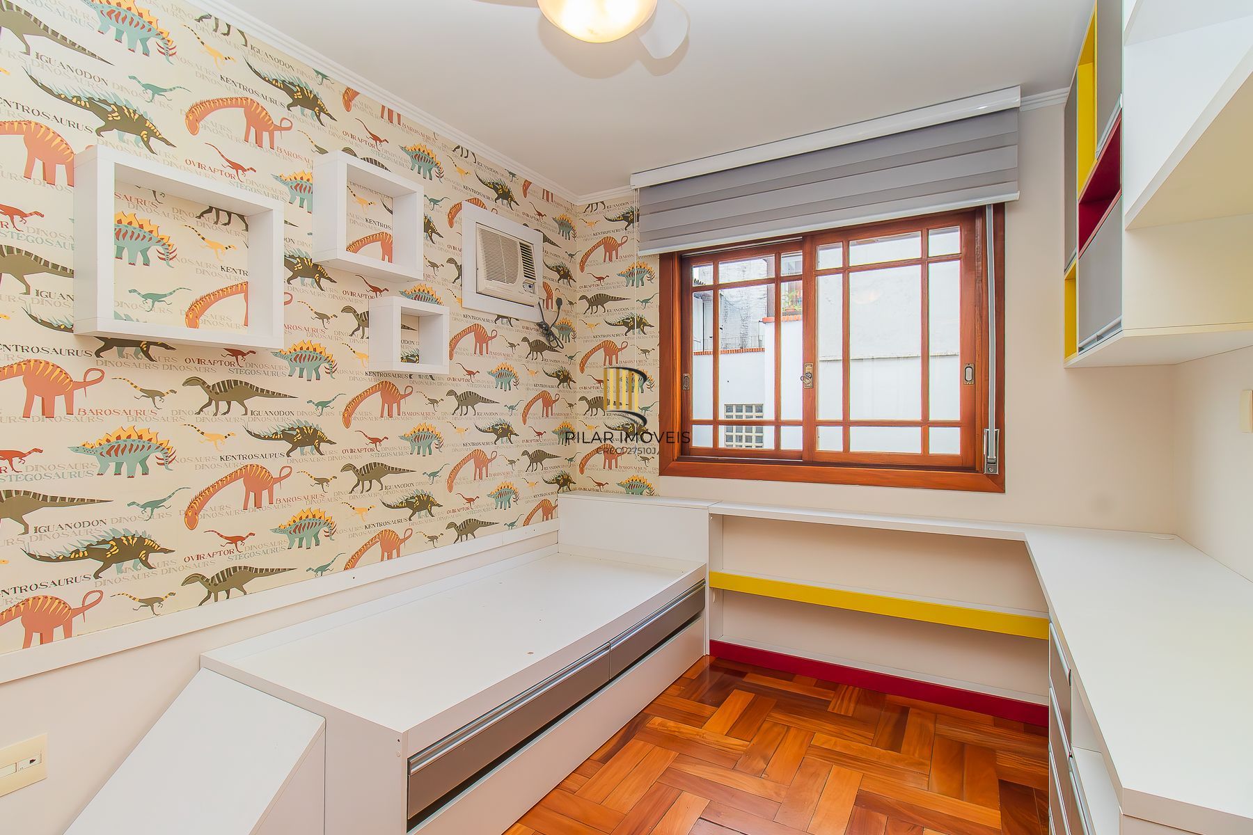 Apartamento semi mobiliado, impecável, com 126m² privativo.