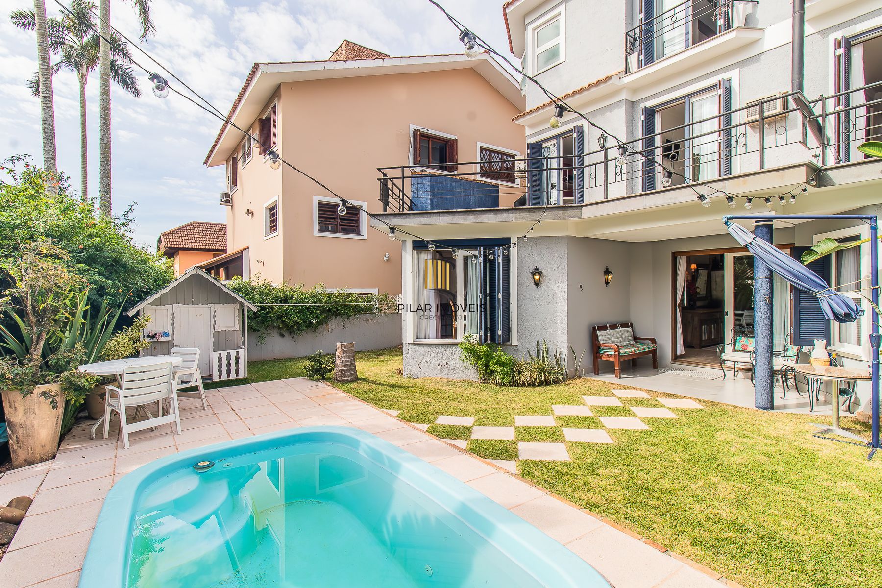 CASA DE 4 DORMITÓRIOS EM CONDOMÍNIO - 320 m² - 4 VAGAS DE GARAGEM