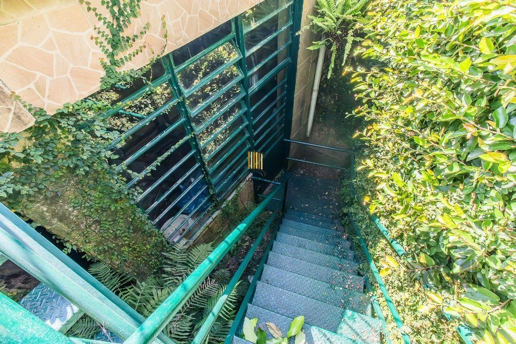 Casa com quatro quartos/dormitórios e muitos ambientes aconchegantes.