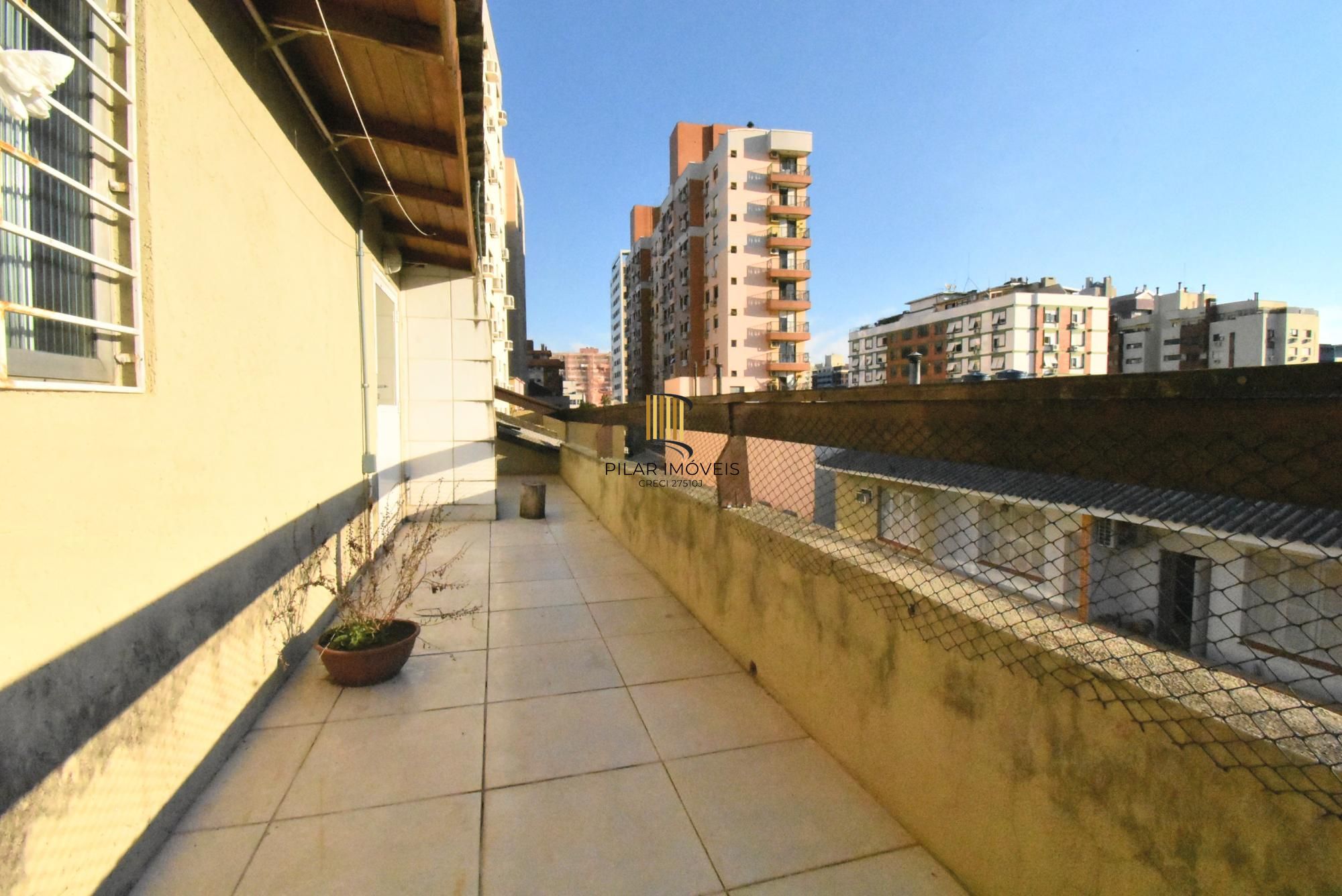 Apartamento de 4dormitórios, sendo uma suite churrasqueira e sacada 85m2 bairro Menino Deus.