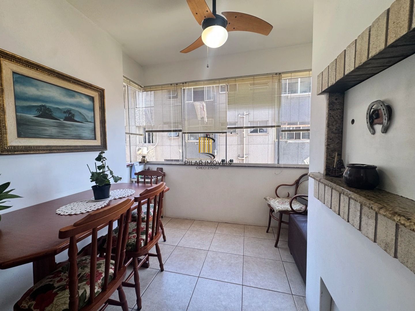 Apartamento dois dormitórios ( uma suíte) garagem/depósito Bairro Menino Deus