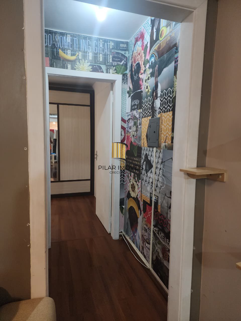 Um dormitório semi mobiliado.