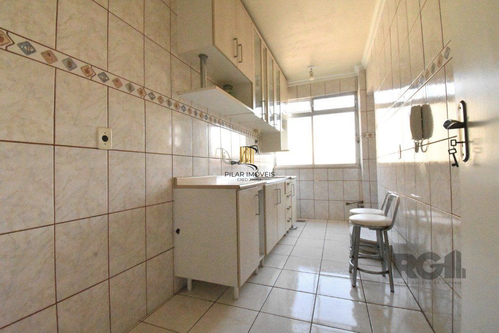 Imóvel 2 dormitórios no Menino Deus com 58,49m²  SEMI-MOBILIADO COM BOX