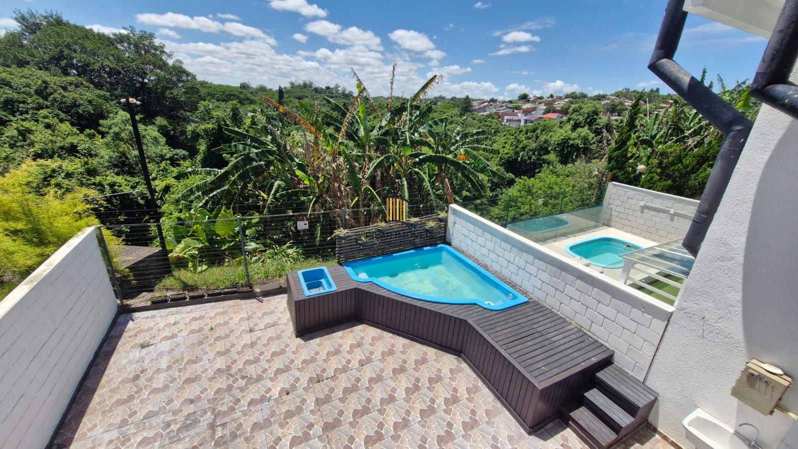 Casa em Condomínio fechado, 5 dormitórios sendo 2 suítes, 5 banheiros, 203 m² de área privativa, 2 garagem cobertas