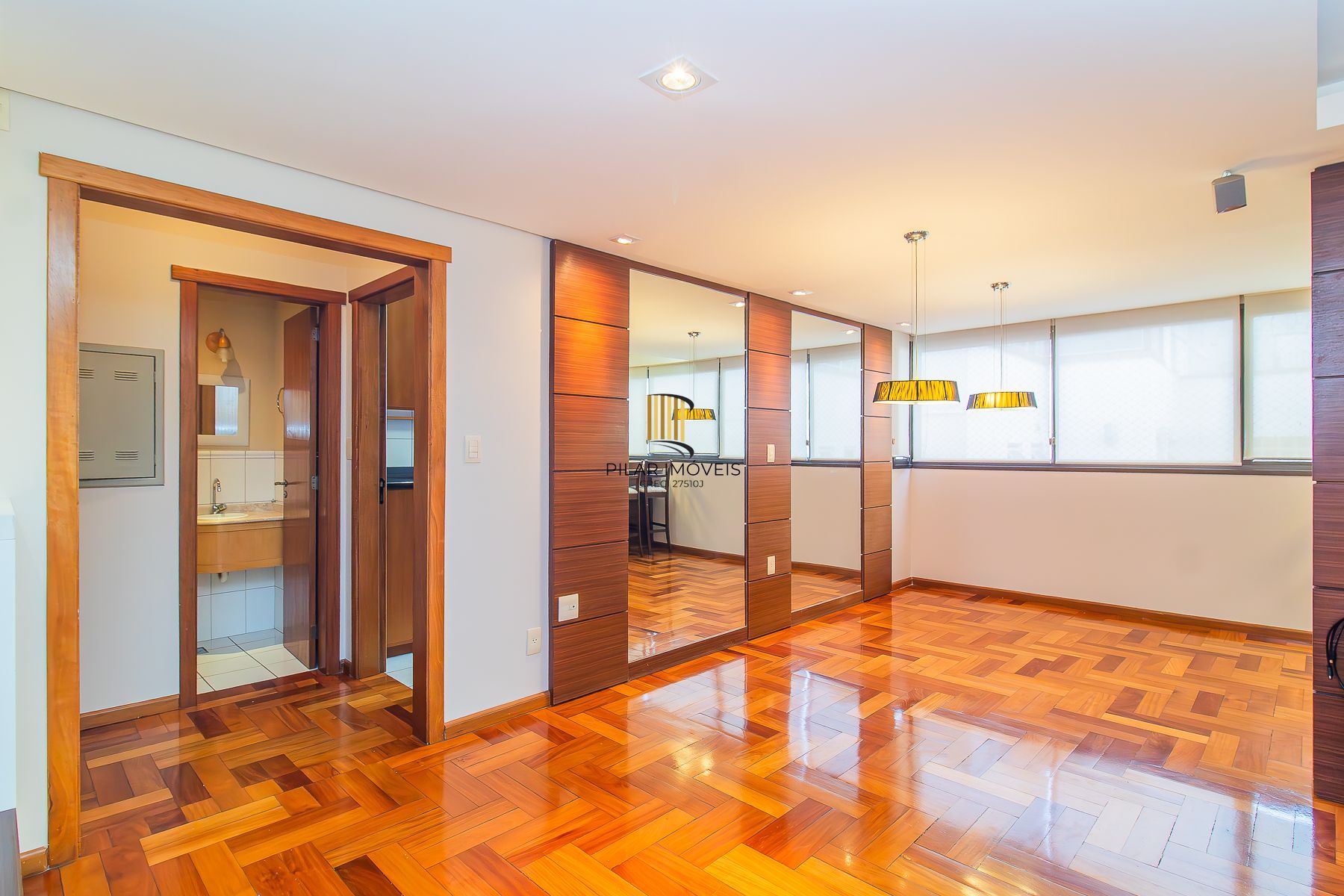 Apartamento semi mobiliado, impecável, com 126m² privativo.