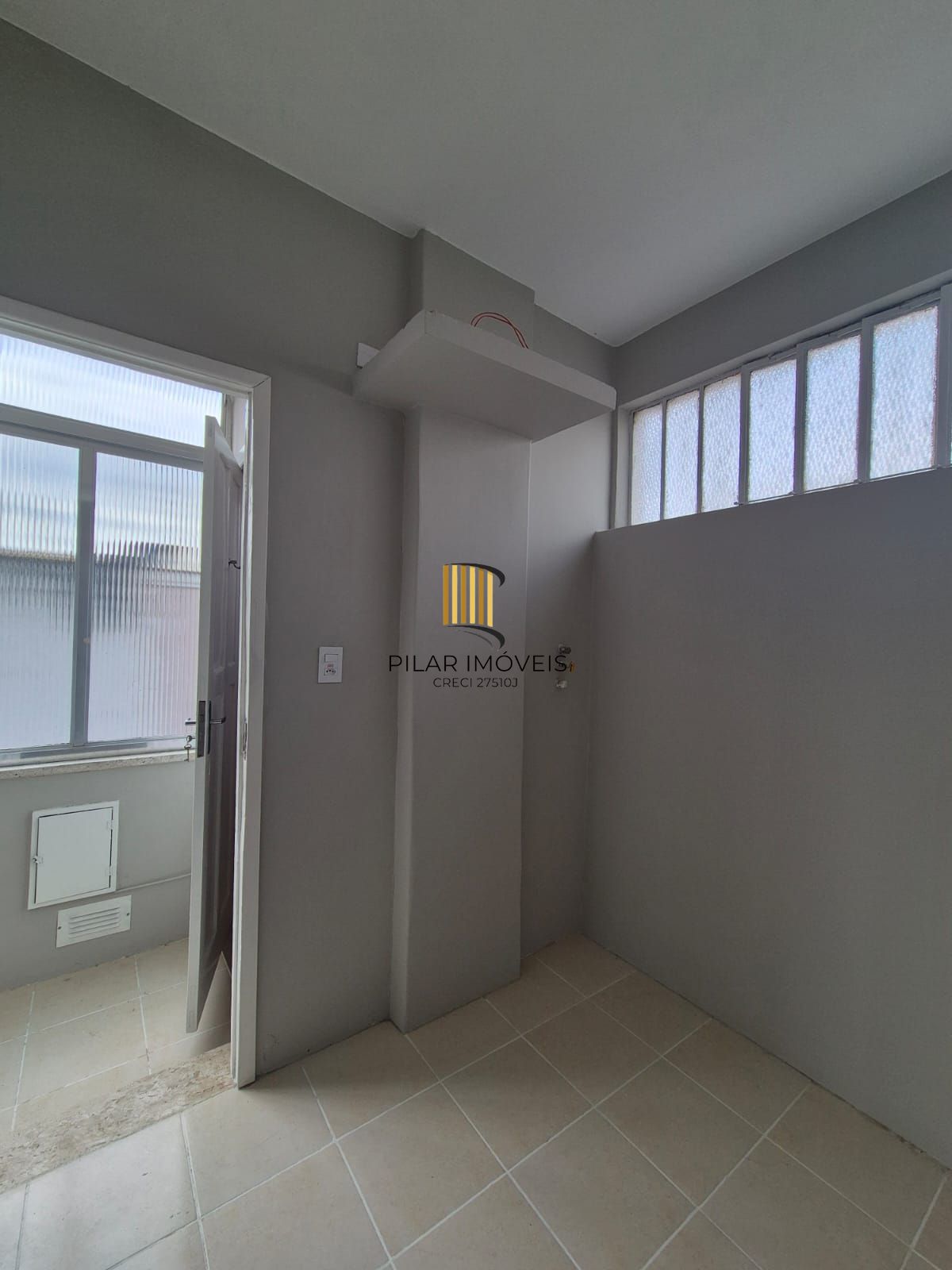 Apto 2D com dependencia completa na Cidade Baixa