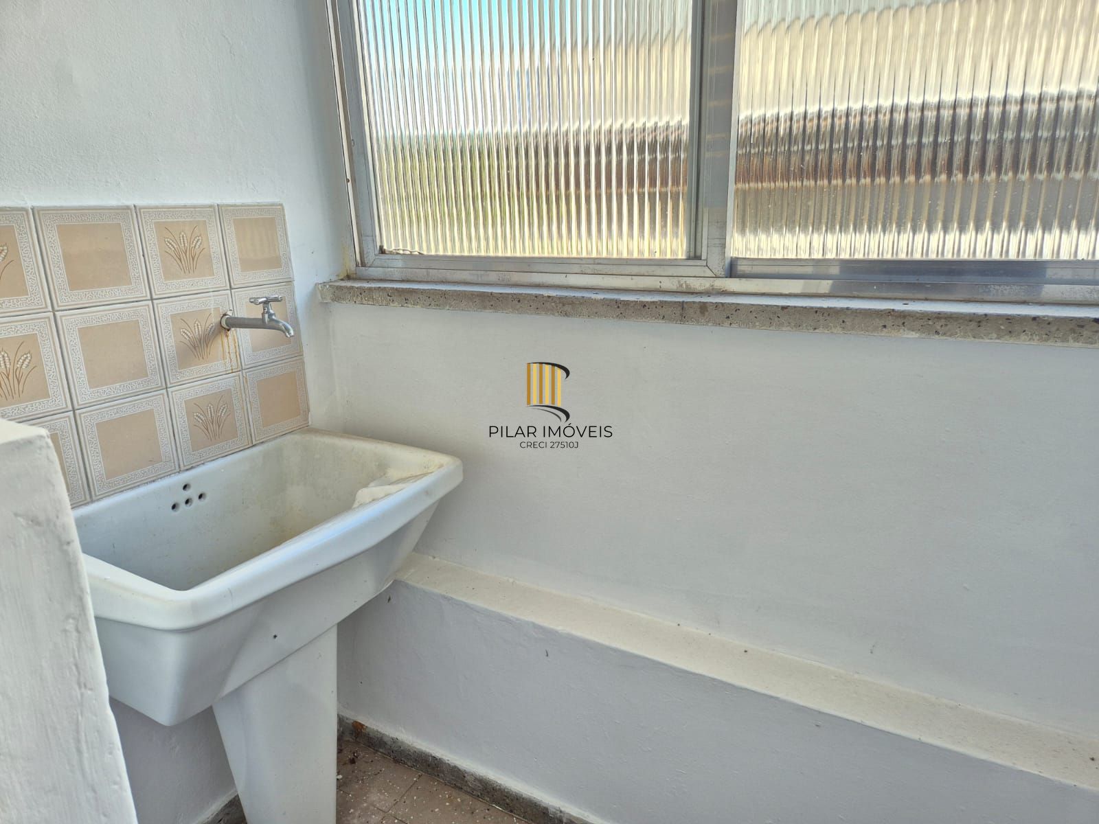 Um dormitório ao lado shoping Lindóia