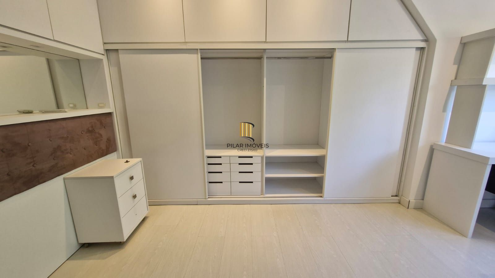 Casa em Condomínio fechado, 5 dormitórios sendo 2 suítes, 5 banheiros, 203 m² de área privativa, 2 garagem cobertas