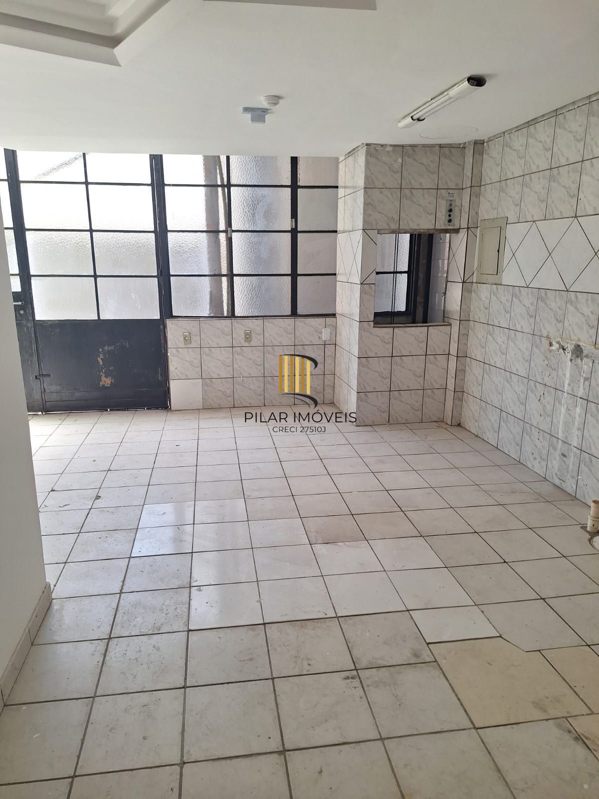 Prédio comercial com 3 andares