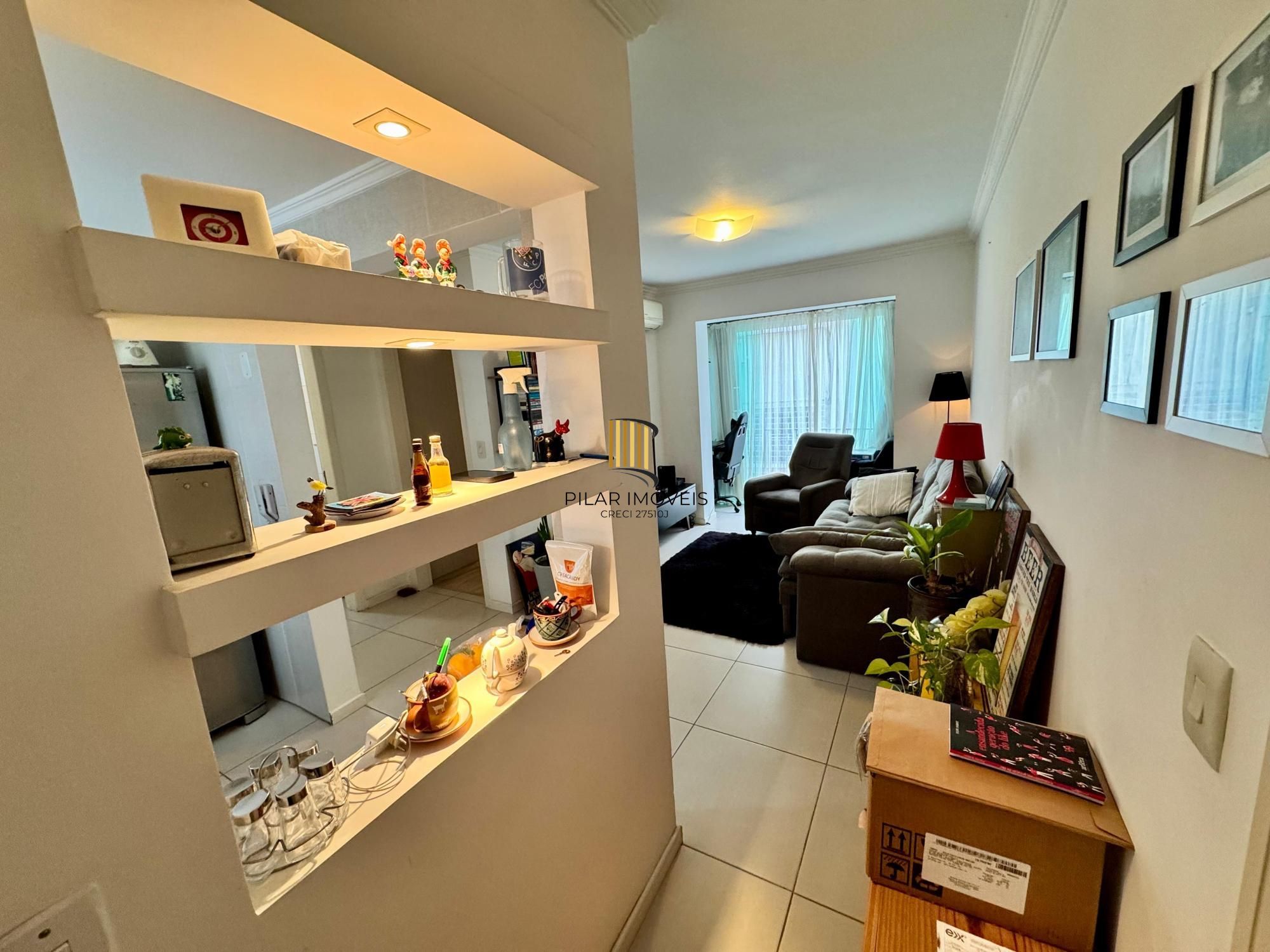 Apartamento semimobiliado em excelentes condições.