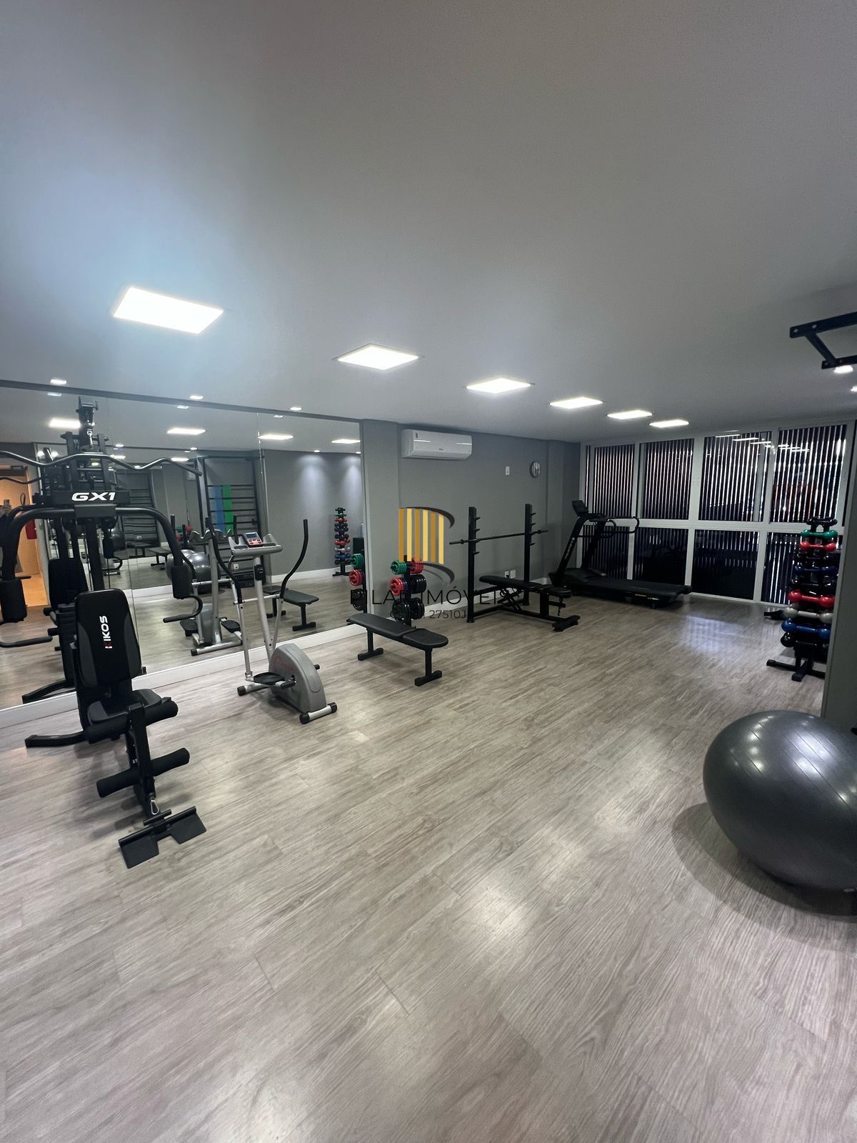 Apartamento de 2 dormitórios no Menino Deus, com vaga dupla coberta 75,81m² de área privativa.