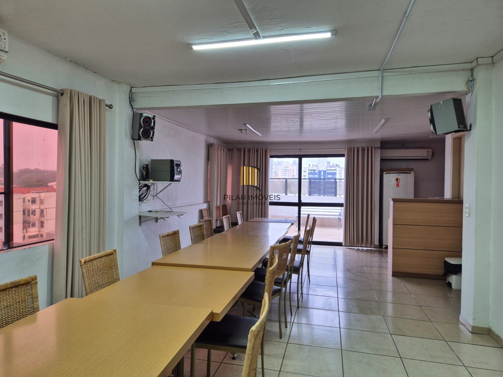 Sala comercial reformada e desocupada