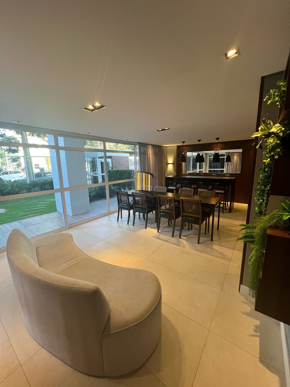 Apartamento de 2 dormitórios no Menino Deus, com vaga dupla coberta 75,81m² de área privativa.