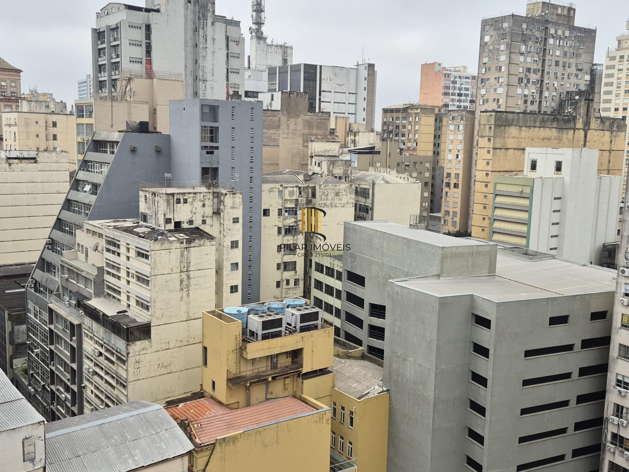 Prédio desocupado de 16 andares