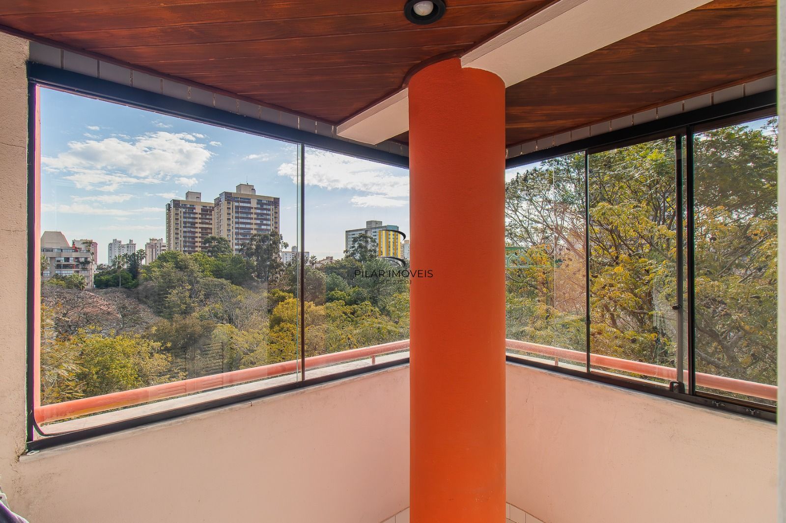 Apartamento panorâmico com três dormitórios, garagem