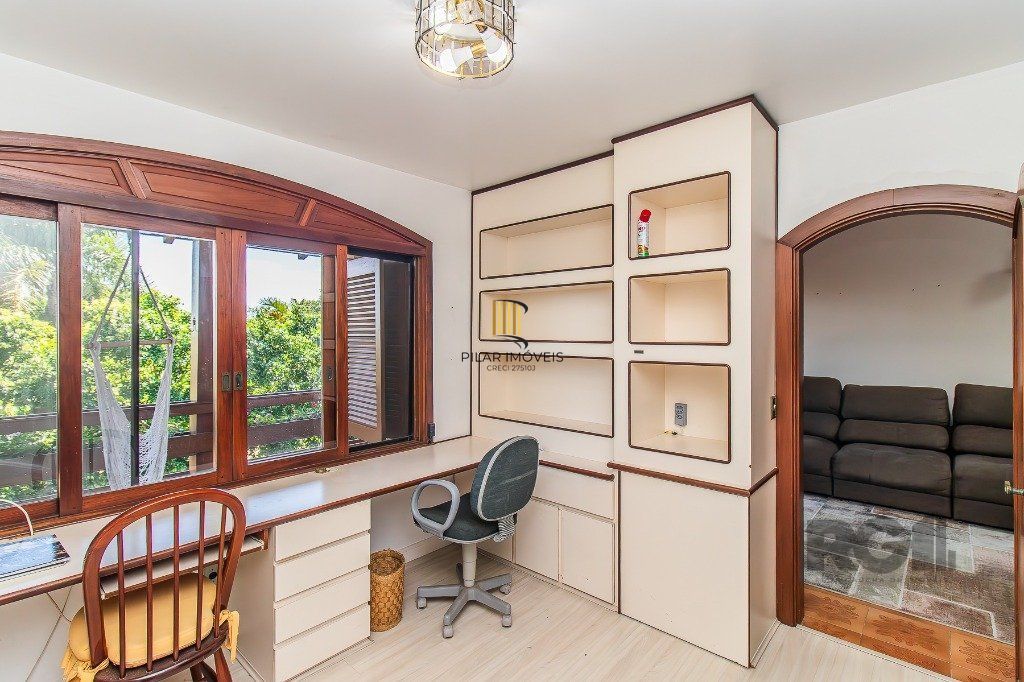 Casa com quatro quartos/dormitórios e muitos ambientes aconchegantes.