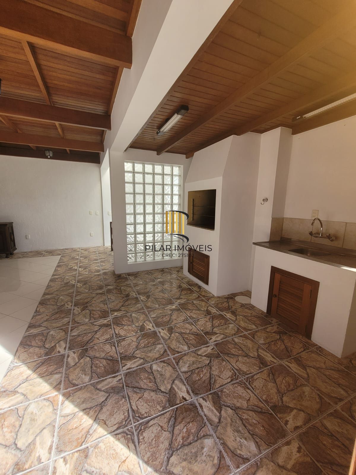 Casa no bairro Ipanema com 291 m² de área privativa e 8 garagens