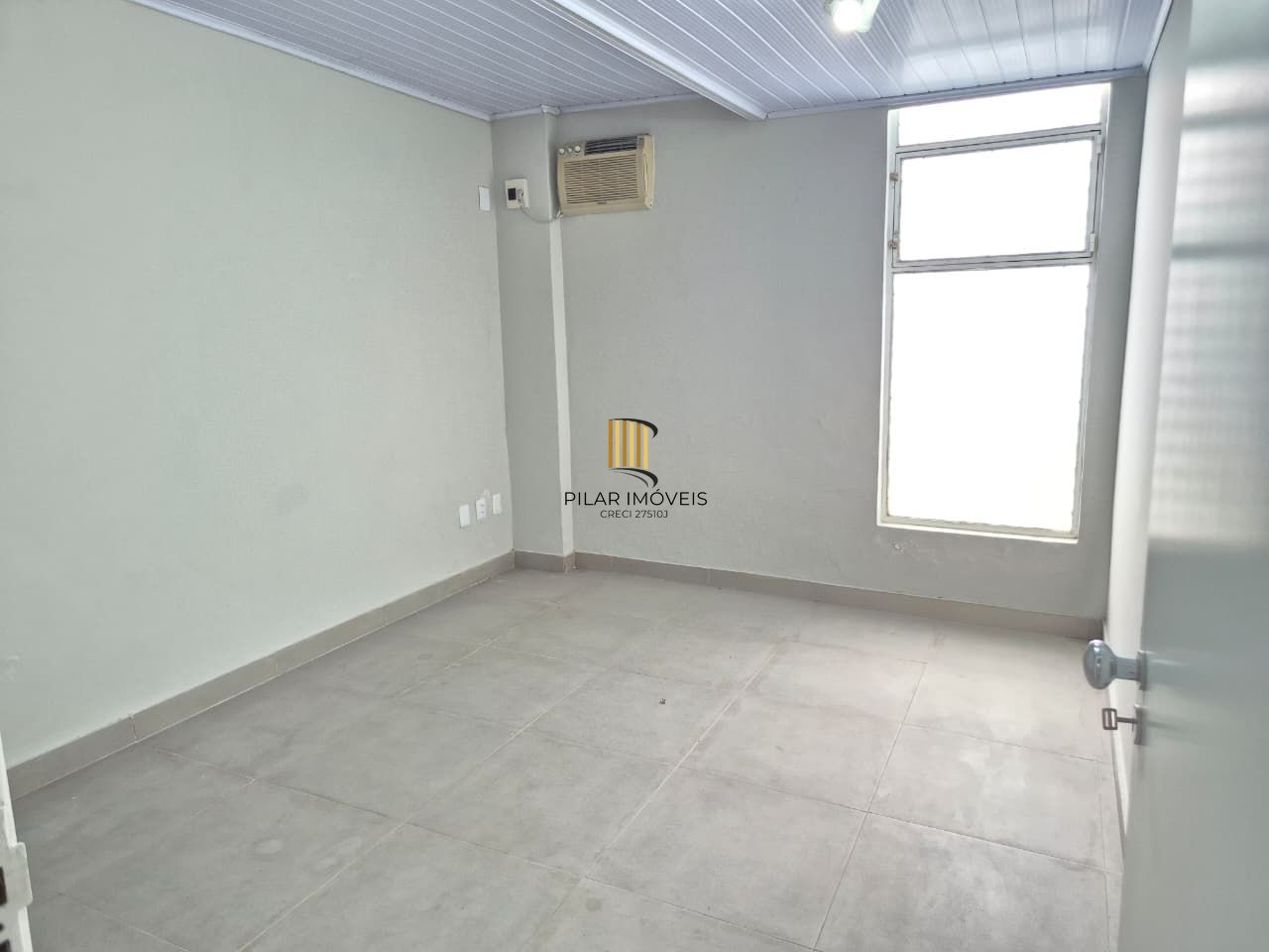 Casa comercial no miolo do bairro Menino Deus