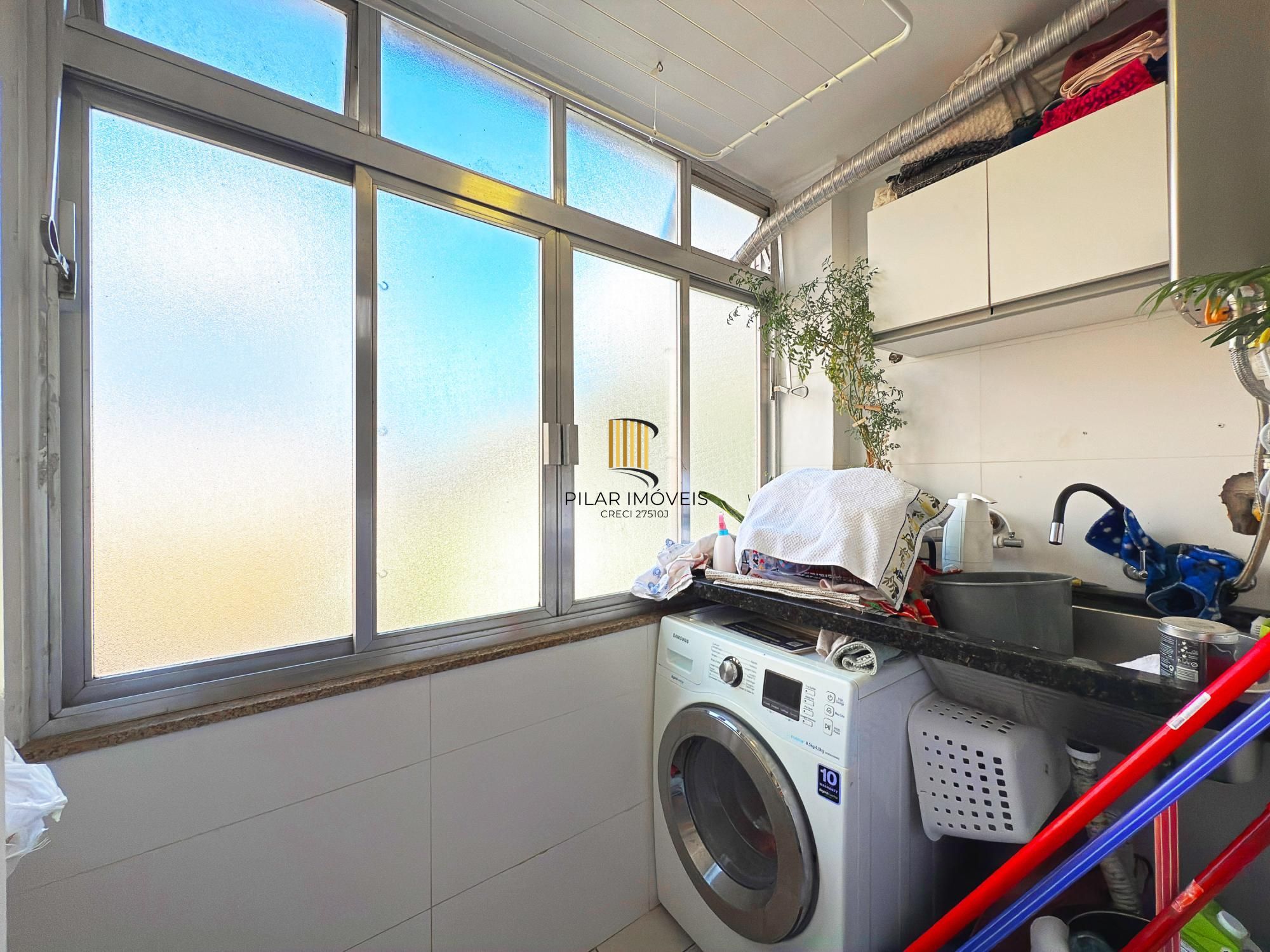 Apto 82m² 3 quartos, sendo um de empregada com suíte, prédio com elevador e vaga de garagem.