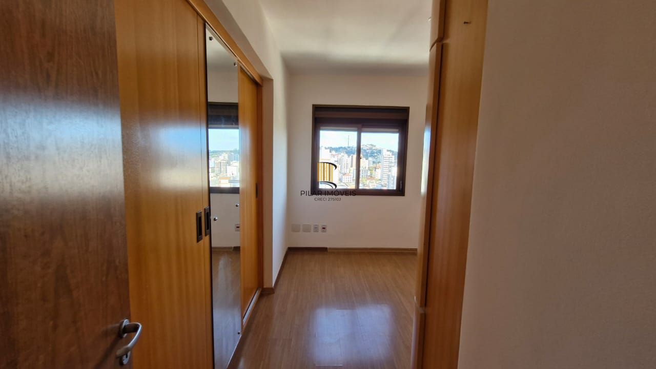 Apartamento impecável de frente no Menino Deus, 103,00 m² de área útil, 2 dormitórios, varanda integrada com churrasqueira, 2 garagens