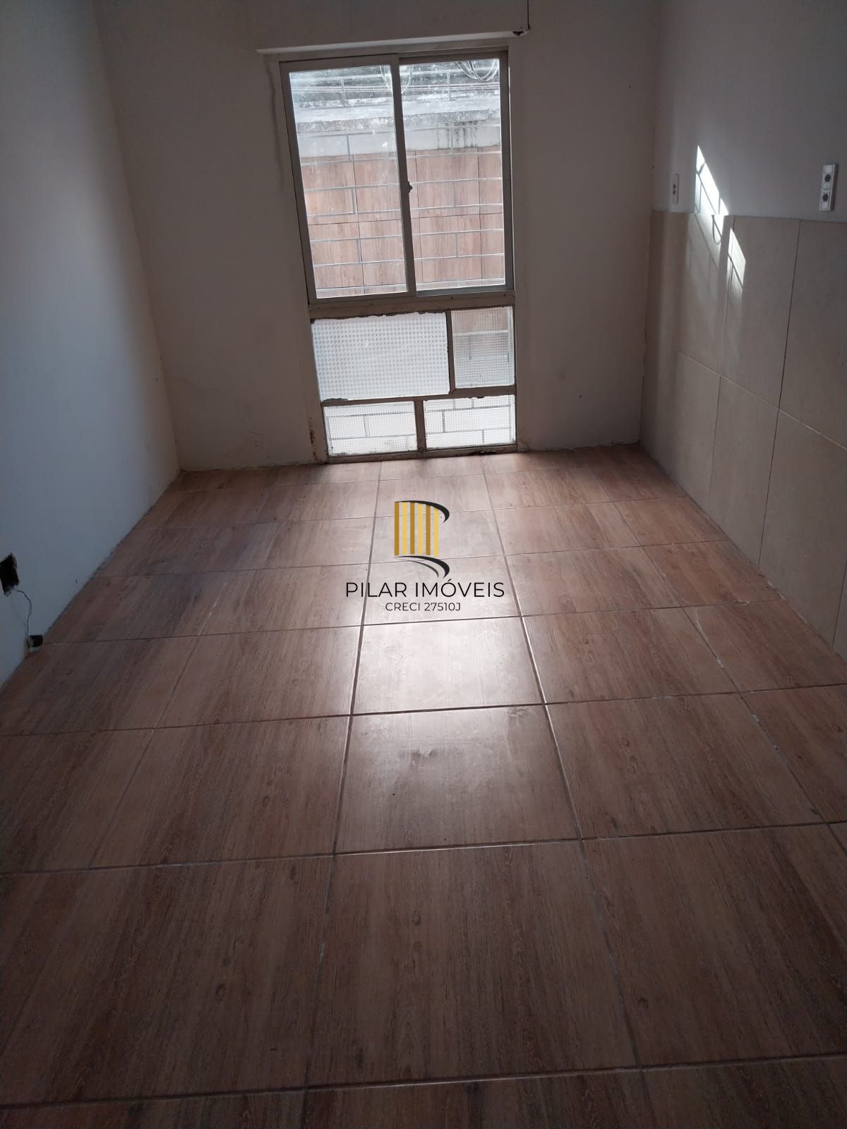 APARTAMENTO 62m² no bairro Glória, dois dormitórios, térreo e área externa.