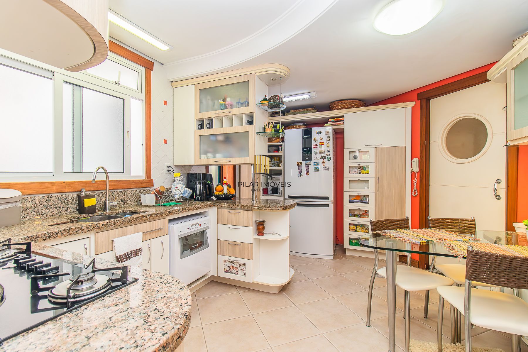 CASA DE 4 DORMITÓRIOS EM CONDOMÍNIO - 320 m² - 4 VAGAS DE GARAGEM