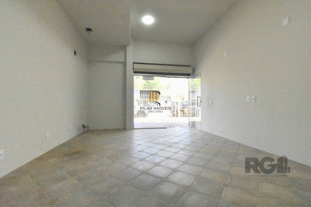 Sala reformada e desocupada!