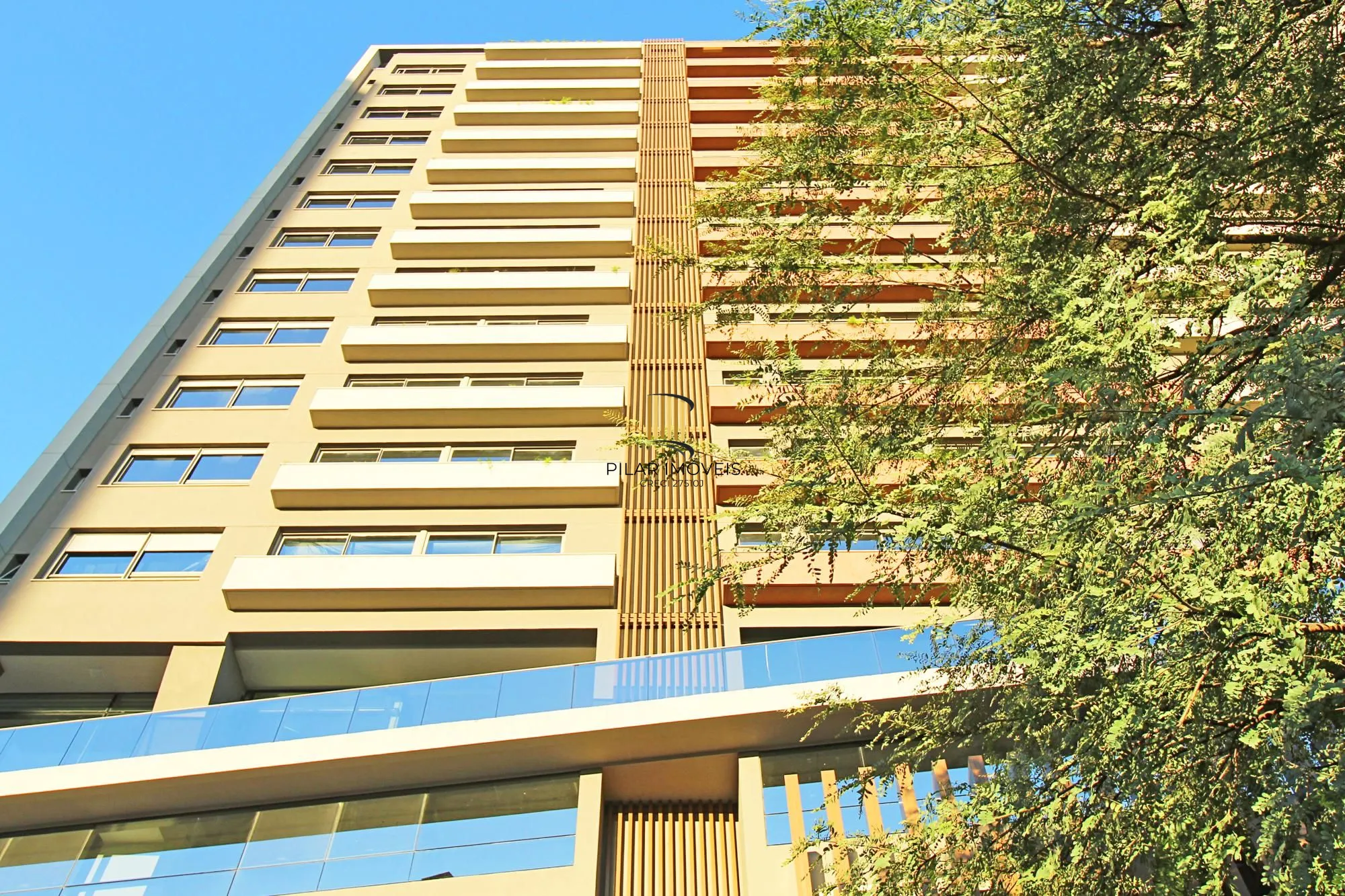 Mobiliado, piso aquecido, 3  suítes, 3 vagas  e infraestrutura.