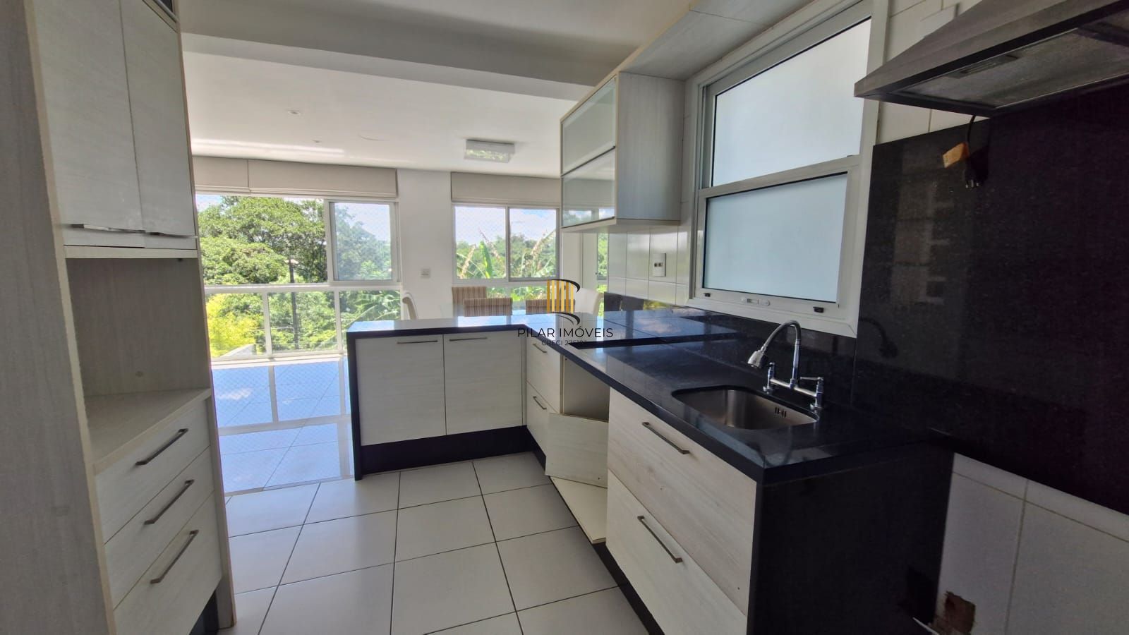 Casa em Condomínio fechado, 5 dormitórios sendo 2 suítes, 5 banheiros, 203 m² de área privativa, 2 garagem cobertas