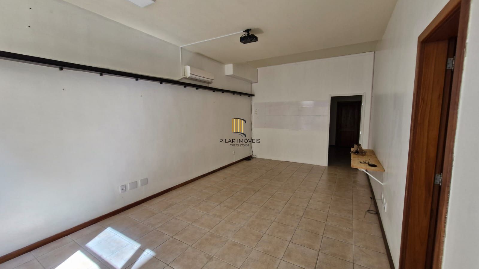 Sala na Rua General Lima e Silva com 68,50 m² de área privativa, pátio com churrasqueira