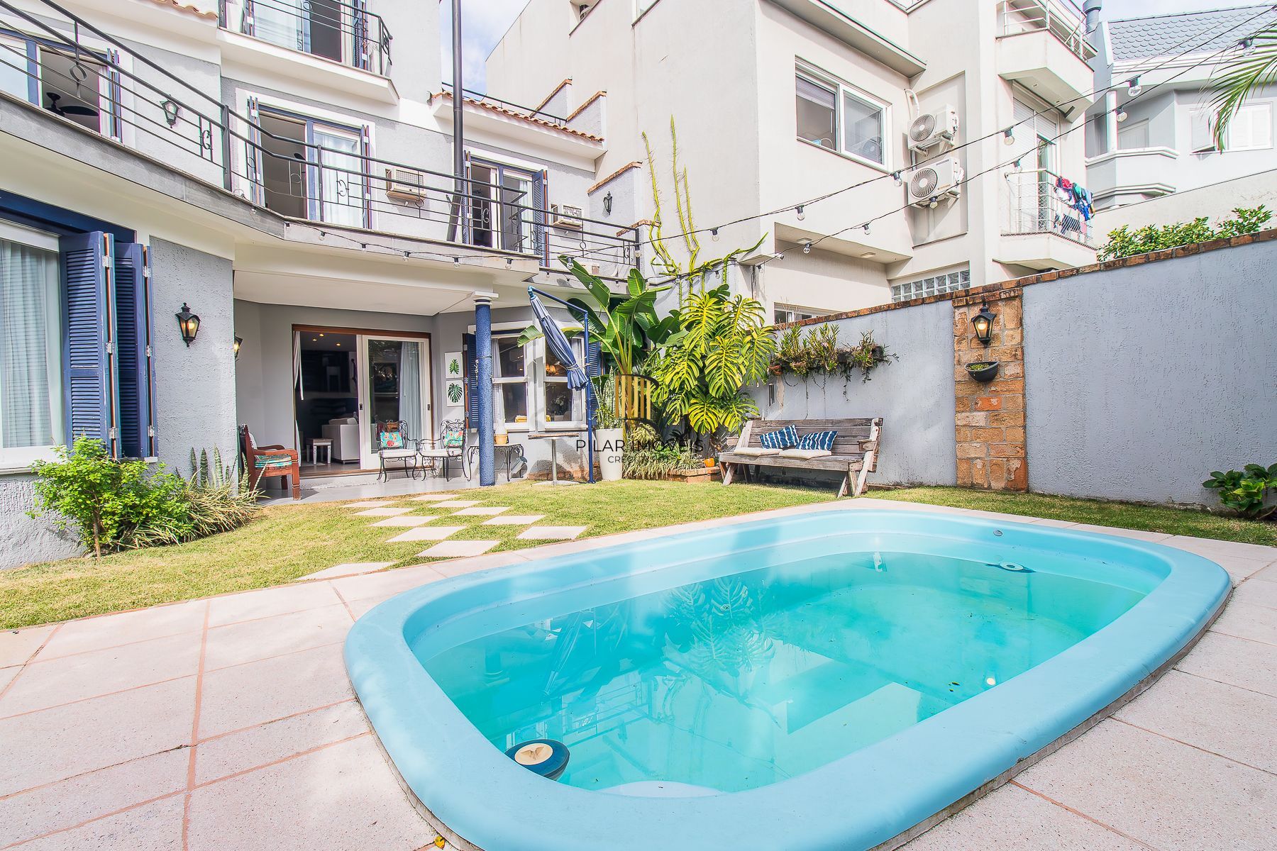 CASA DE 4 DORMITÓRIOS EM CONDOMÍNIO - 320 m² - 4 VAGAS DE GARAGEM