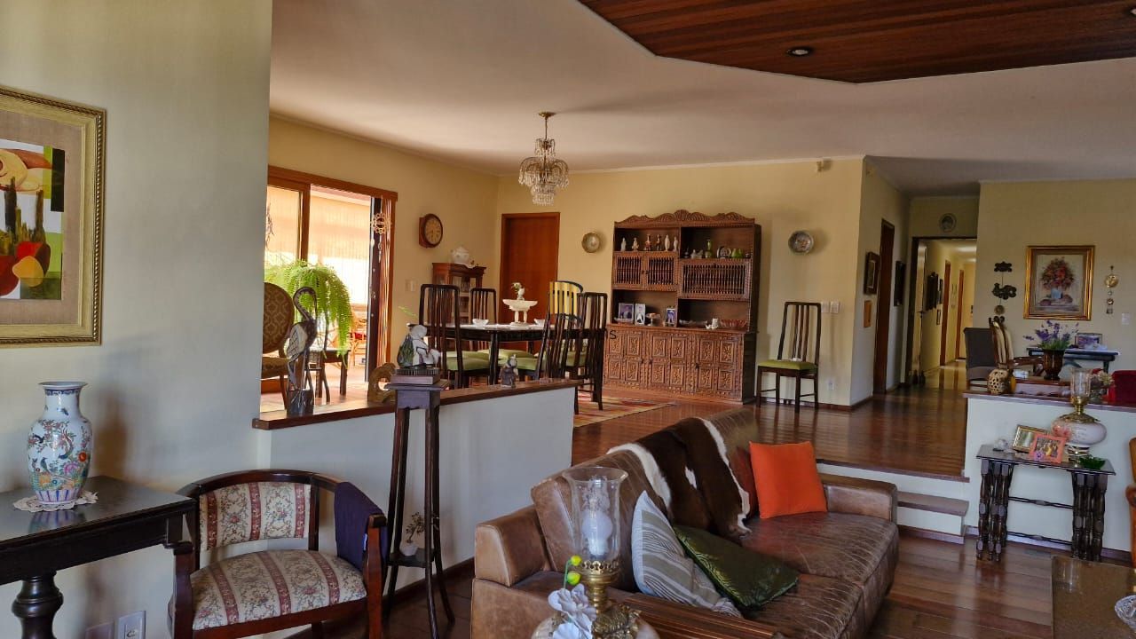 Casa de Cinema no bairro Glória com toda infraestrutura, ensolarada e bem ventilada, piscina, quiosque, 4 garagens