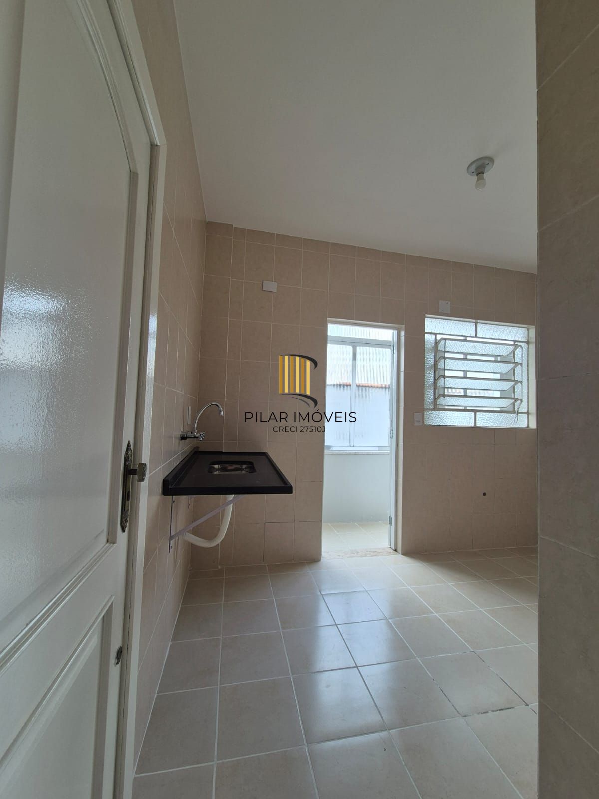 Apto 2D com dependencia completa na Cidade Baixa