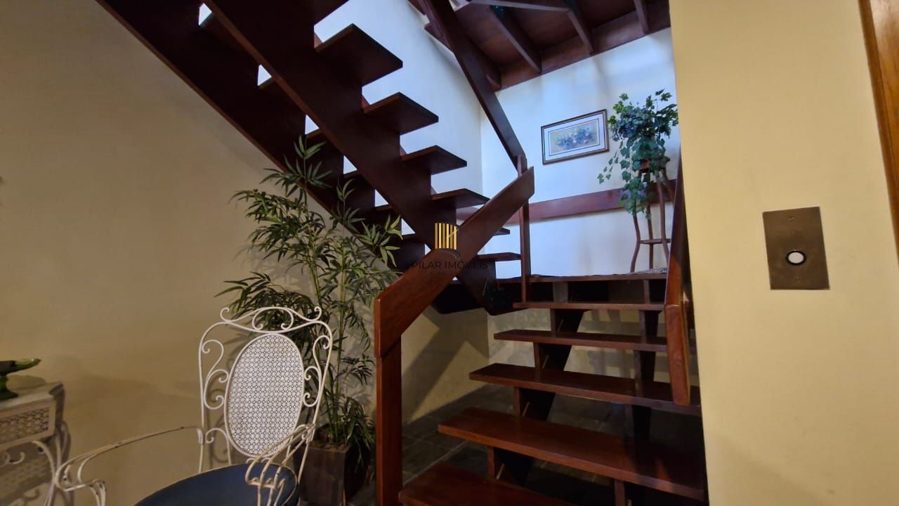 Casa de Cinema no bairro Glória com toda infraestrutura, ensolarada e bem ventilada, piscina, quiosque, 4 garagens