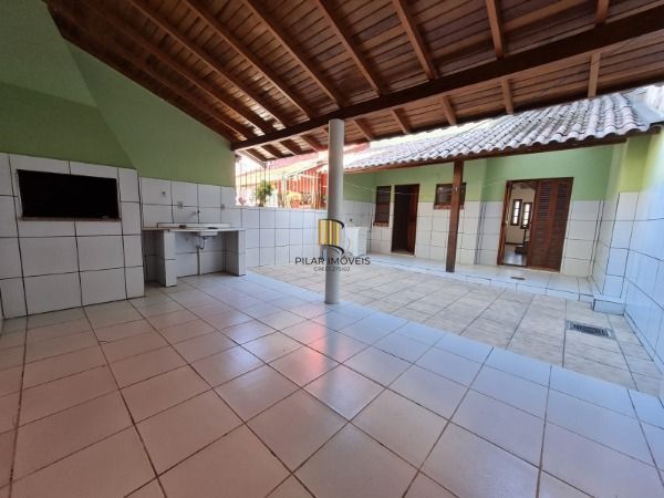 Casa de 3 dormitórios, apenas uma quadra da Av. Edgar Pires de Castro