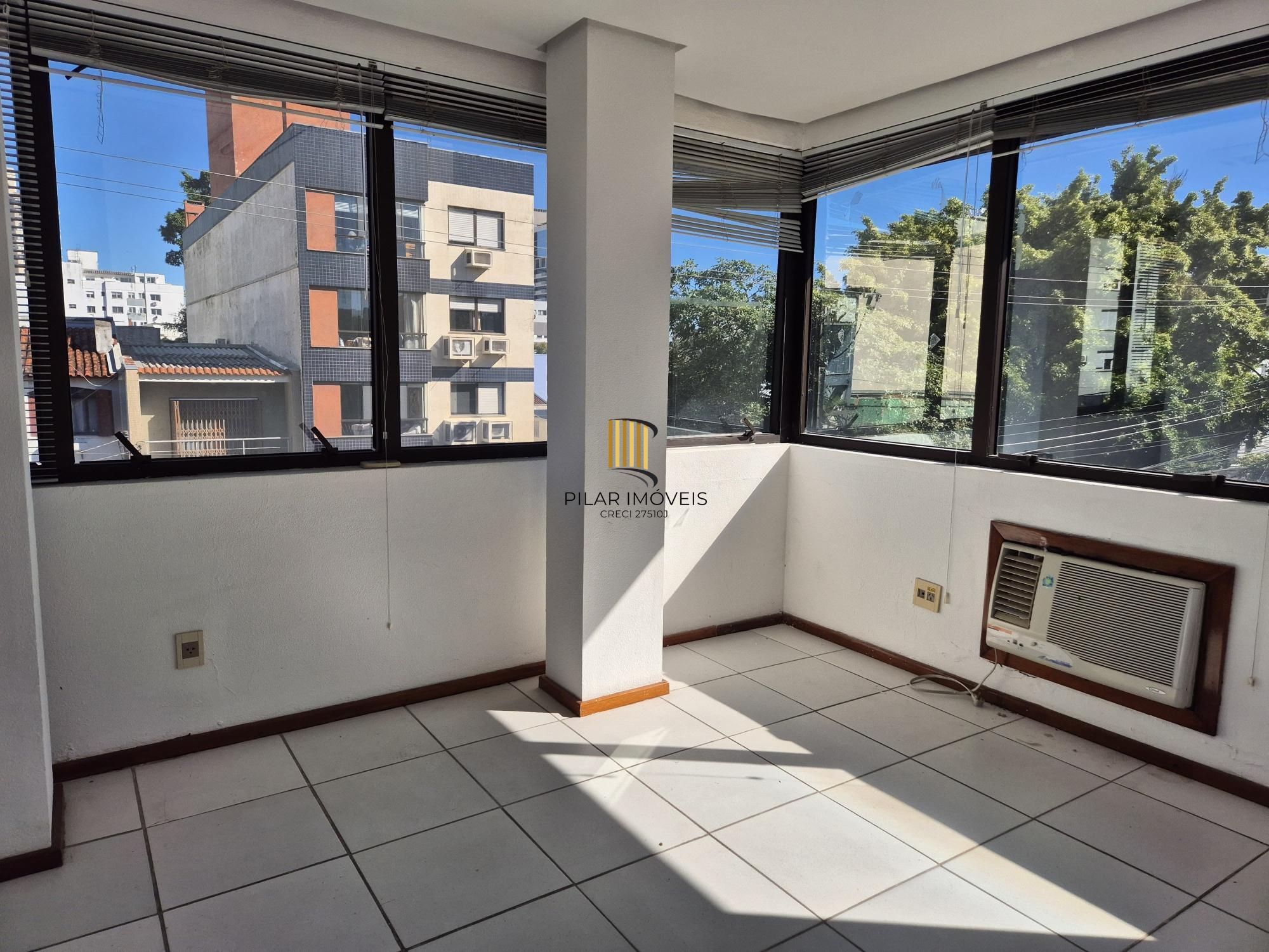 Sala com 6 divisórias e 2 vagas