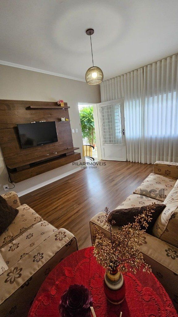 Casa 3 dormitórios, 5 vagas, 155 m² área construída, terreno 300m², Nonoai.