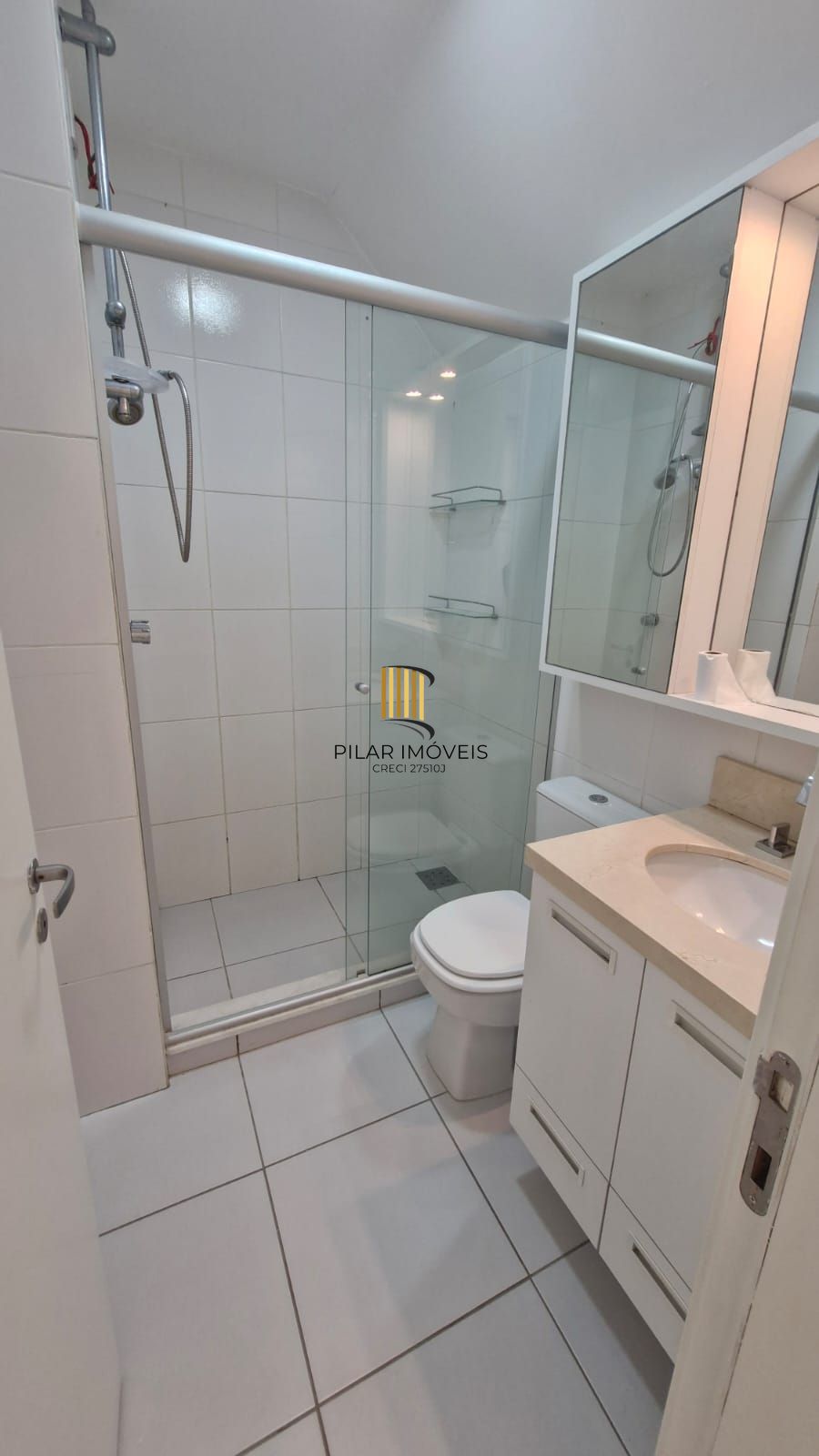 Casa em Condomínio fechado, 5 dormitórios sendo 2 suítes, 5 banheiros, 203 m² de área privativa, 2 garagem cobertas