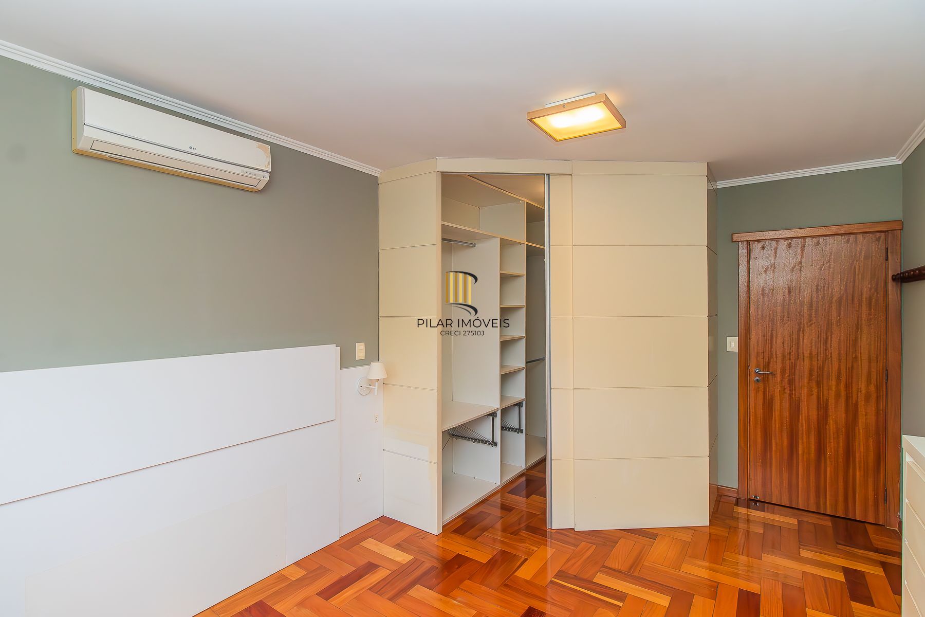 Apartamento semi mobiliado, impecável, com 126m² privativo.