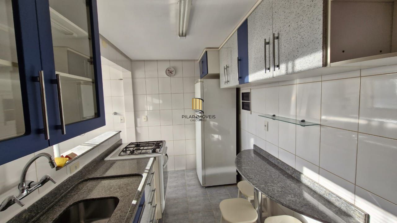 Apartamento impecável de frente no Menino Deus, 103,00 m² de área útil, 2 dormitórios, varanda integrada com churrasqueira, 2 garagens