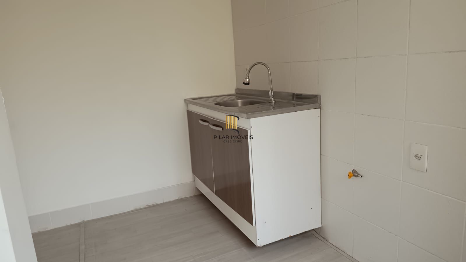 Apartamento três dormitórios (uma suíte), uma vaga escriturada/coberta Bairro Partenon